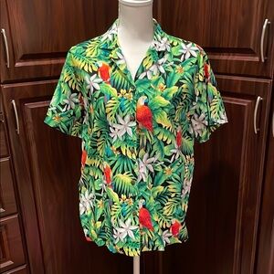 Hilo Hattie Green and Red Casual Button Down Pocketed Shirt